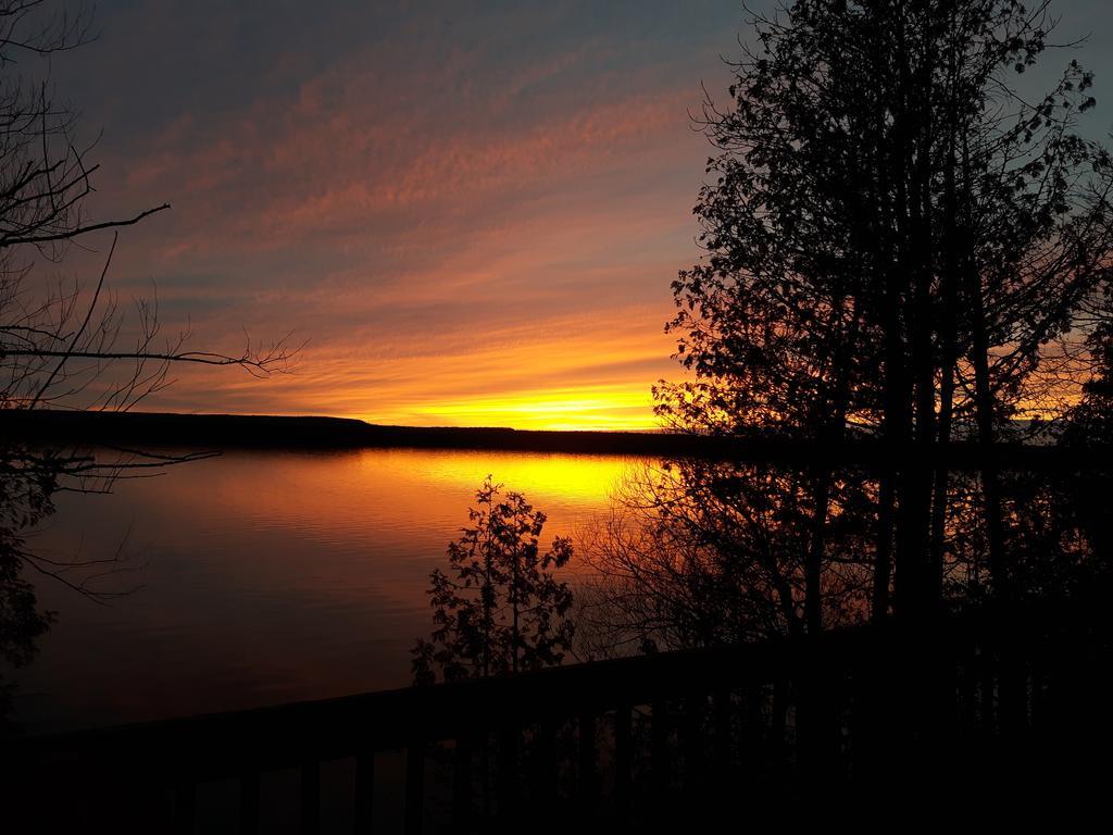 Red Lodge Resort Little Current Екстер'єр фото